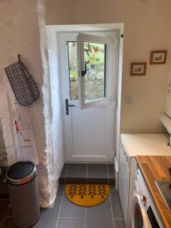 Cosy Two Bedroom Cottage with Fireplace - Colwyn Bay - 4