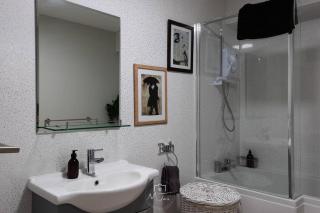 Flamingo - Two-Bed Apartment with Seaview , Great Location - Scarborough - 2