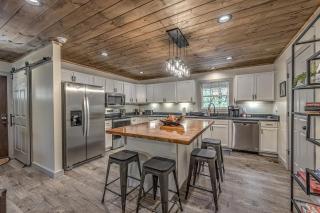 Relaxing, Modern Cabin w/ Hot Tub and Game Room - Ellijay - 8