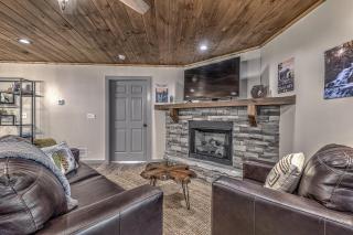 Relaxing, Modern Cabin w/ Hot Tub and Game Room - Ellijay - 3