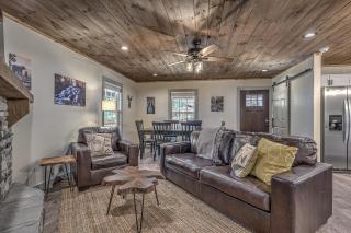 Relaxing, Modern Cabin w/ Hot Tub and Game Room - Ellijay - 2