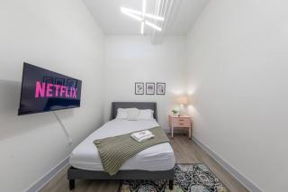 Group-Friendly 5BR Suite Sleeps 12 with Billiards, Optional Parking and Gym Access Near McCormick Place and Soldier Field - 8