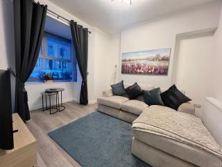 4 bedroom, sleeps 8 comfy home near to City Centre and Beaches! - Swansea - 0