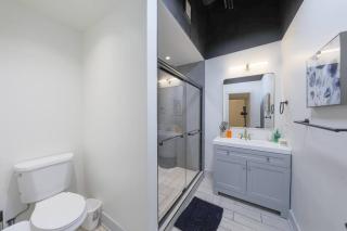 McCormick 5Br with 3Ba Luxury Suite for groups that sleeps up to 12 guests with Pool table, Optional Parking and Gym access - Chicago - 2