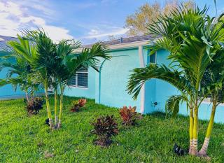 NEW Renovated luxury home with private heated pool, game room Near Anna Maria Island and IMG - Bradenton - 4