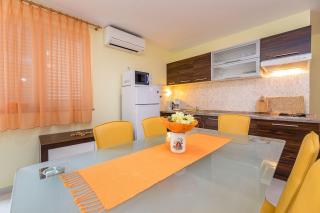 Moderne Unterkunft mit großer Terrasse und Garten - Baška - 3