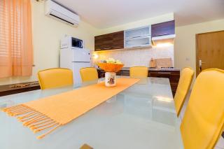 Moderne Unterkunft mit großer Terrasse und Garten - Baška - 1