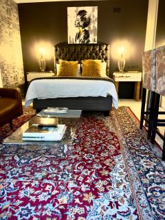 Art-Inspired Bedroom Close to CBD - 4