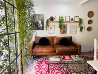 Art-Inspired Bedroom Close to CBD - Mossel Bay - 2