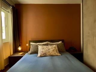 Airport Accommodation Bedroom with your own private Bathroom Self Check In and Self Check Out Air-condition Included - Mqabba - 3