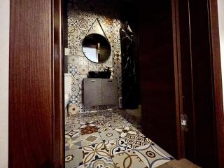 Airport Accommodation Bedroom with your own private Bathroom Self Check In and Self Check Out Air-condition Included - Mqabba - 2