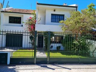Casa con parque cerca de la costa y patios cerveceros - Mar del Plata - 0