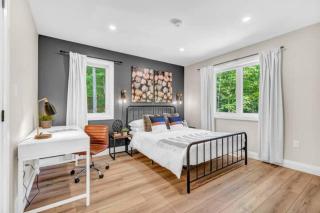 Lux Winter Getaway with Hot Tub, Sauna, EV charger - Haliburton - 9
