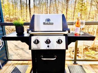 Lux Winter Getaway with Hot Tub, Sauna, EV charger - Haliburton - 7