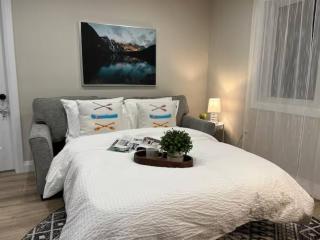 Lux Winter Getaway with Hot Tub, Sauna, EV charger - 5