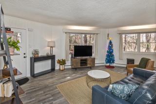 Peaceful, fun, & funky round home with pool table - Arden - 3