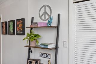 Peaceful, fun, & funky round home with pool table - Arden - 2