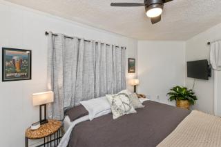 Peaceful, fun, & funky round home with pool table - 8