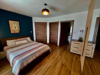 Airport Accommodation Bedroom with your own private Bathroom Self Check In and Self Check Out Air-condition Included - Mqabba - 2
