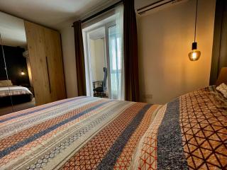 Airport Accommodation Bedroom with your own private Bathroom Self Check In and Self Check Out Air-condition Included - Mqabba - 7