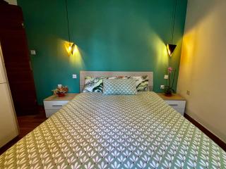Airport Accommodation Bedroom with your own private Bathroom Self Check In and Self Check Out Air-condition Included - Mqabba - 5