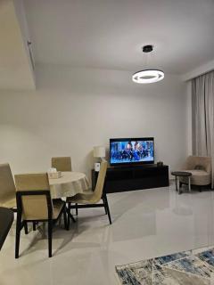 Brand New Huge 2 Bedroom apt Dubai Skyline View - Dubai - 3