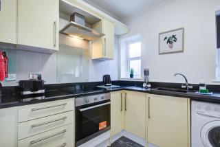 Beautiful Two Bedroom Apartment with Free Parking! - Romford - 3