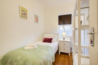 Beautiful Two Bedroom Apartment with Free Parking! - Romford - 7