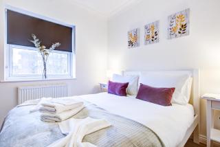 Beautiful Two Bedroom Apartment with Free Parking! - Romford - 9