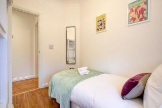 Beautiful Two Bedroom Apartment with Free Parking! - Romford - 6