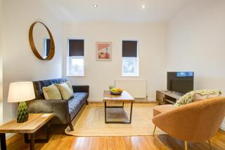 Beautiful Two Bedroom Apartment with Free Parking! - Romford - 0
