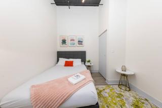 Spacious 5BR Luxury Suite Perfect for Group Sleeps 12 Near McCormick Place, Grant Park and Soldier Field - 3