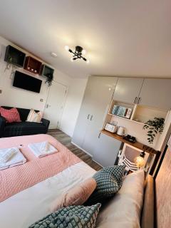 Newly renovated En-Ensuite Private Room with own Kitchenette in Birmingham - Halesowen R4 - 3