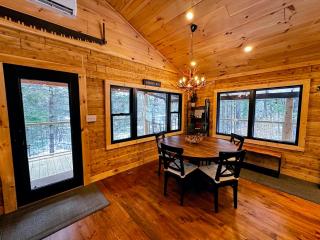 5R Cozy log chalet in fantastic location. Ski, snowshoe, fish, explore! AC, pet friendly! - 4