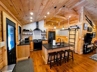 5R Cozy log chalet in fantastic location. Ski, snowshoe, fish, explore! AC, pet friendly! - 3