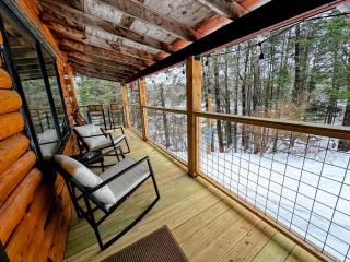 5R Cozy log chalet in fantastic location. Ski, snowshoe, fish, explore! AC, pet friendly! - 1