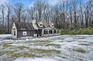 Log Cabin and Guest House Sleeps 18 2 Game Rooms - Long Pond - 9