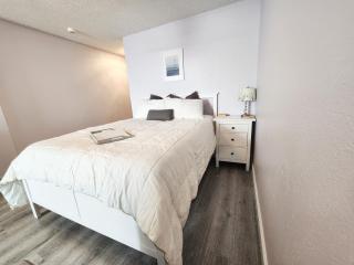 Purple Reign: A Chic, Romantic Oceanfront Getaway - Sleeps 4 - Daytona Beach - 4