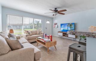 Paradise Oasis with Heated Pool 8 mins from the Beach! - Pompano Beach - 8
