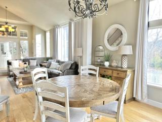 Fantastic Bright 4 Bedroom- Deck - Fireplaces - Medford - 2