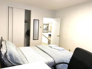 Big Private Room MidMontreal next to station metro - Parking free - Montreal - 8