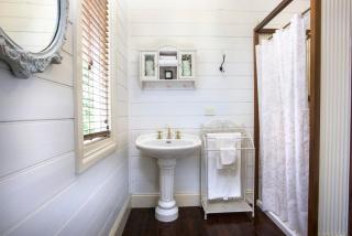 Winter Rose - gorgeous gardens sleeps 5 - 9