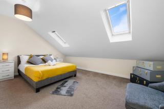 4BR Contractor House in Birmingham w/Parking - West Bromwich - 4