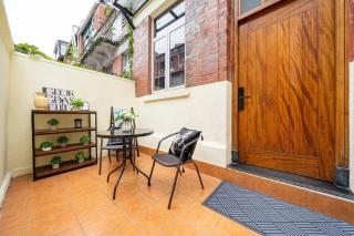 Shanghai Hills & Well-time MCM Family B&B with Terrace Near Line2 Jing'an Temple - Shanghai - 0