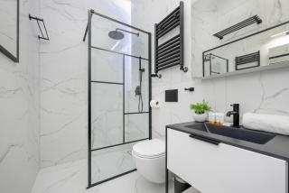 Exclusive Grey and Red Apartment in Warsaw Center by Noclegi Renters - 4