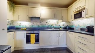 Stylish Central Apartment - 2