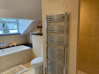 The Penthouse Bowness Tranquil Loft Jacuzzi Bath & Complimentary Cascades Spa Membership - 3