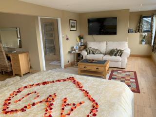 The Penthouse Bowness Tranquil Loft Jacuzzi Bath & Complimentary Cascades Spa Membership - 5