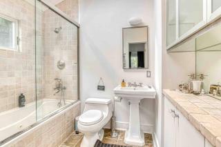 Share a bathroom for a fee - East Hampton - 2