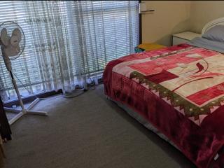 BIDWILL GARDENS - 2 Rooms A Private Room with a King-Size Bed or Open Lounge Room Floor Mattress SHARED Bathroom FREE Kitchen Essentials FREE Laundry Facilities Fast NBN WIFI HDTV NETFLIX, YOUTUBE, KAYO Meal and Transport Service Available - 7